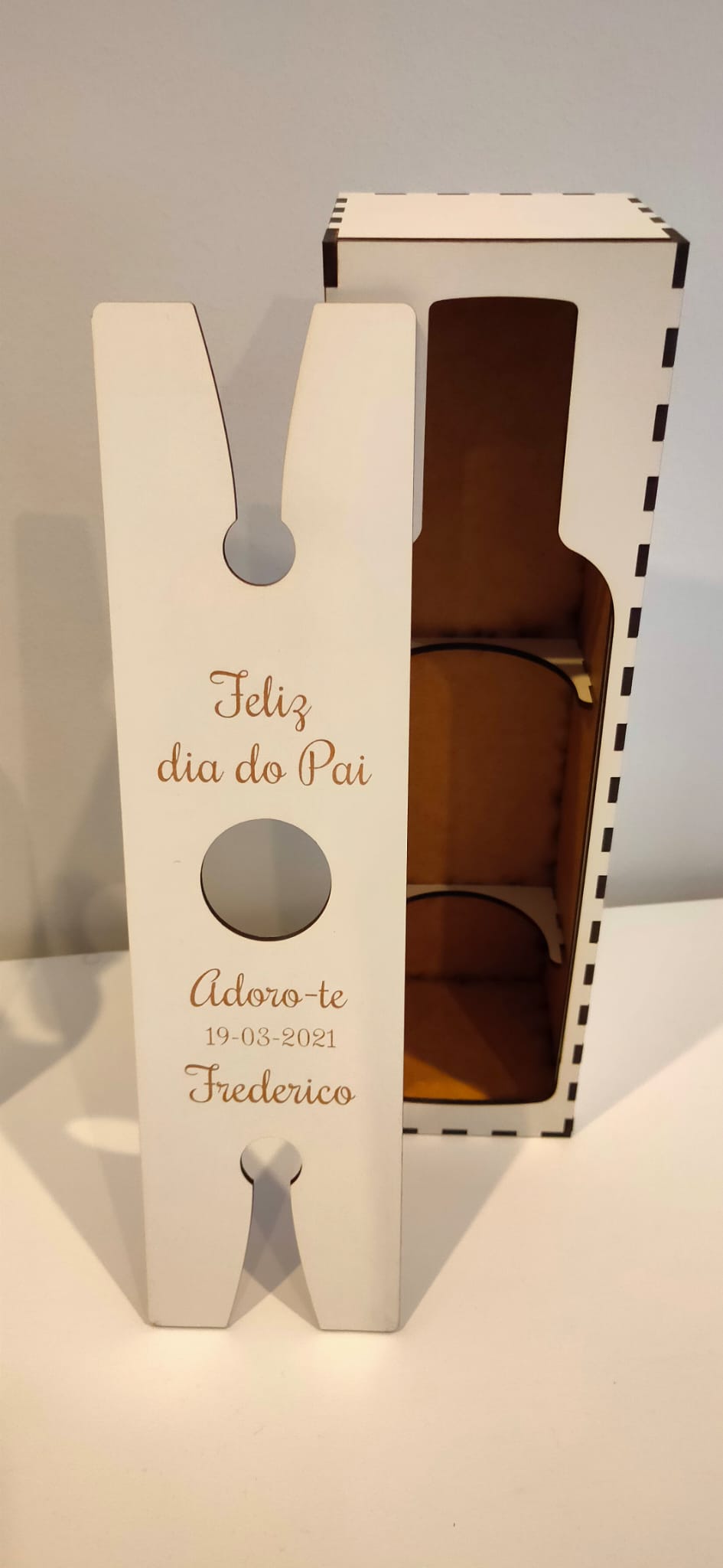 Caixa de Vinho com suporte para Copos